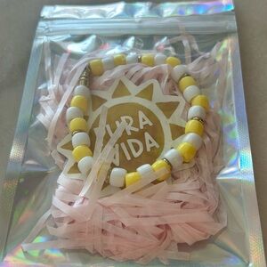 Selling bracelets colors yellow / white